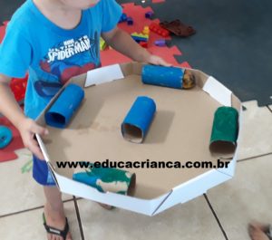 Jogo educativo de labirinto com robô menino e brinquedo